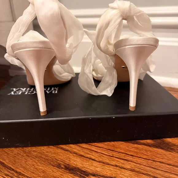 Badgley Mischka White flower heels - Picture 4 of 4